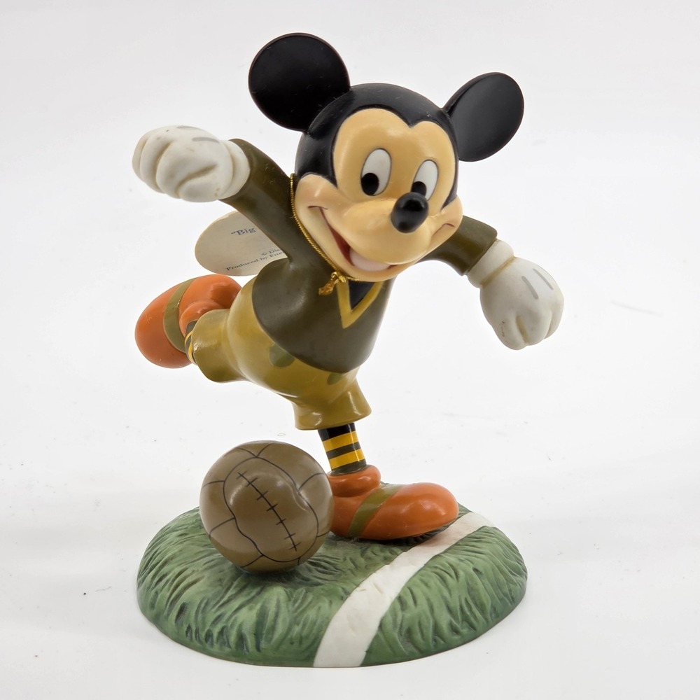 Disney MICKEY AND FRIENDS "Big Shot" Playing‎ Soccer Enesco Figure #4004034